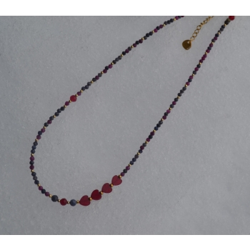 Naszyjnik z szafirowymi, rubinowymi i chalcedonowymi sercami.